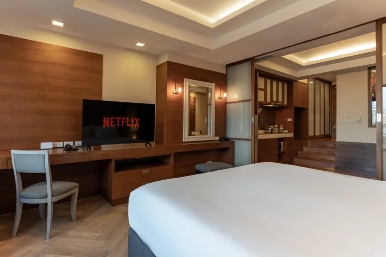 sukhumvit-hotel-jacuzzi-bedroom-suite