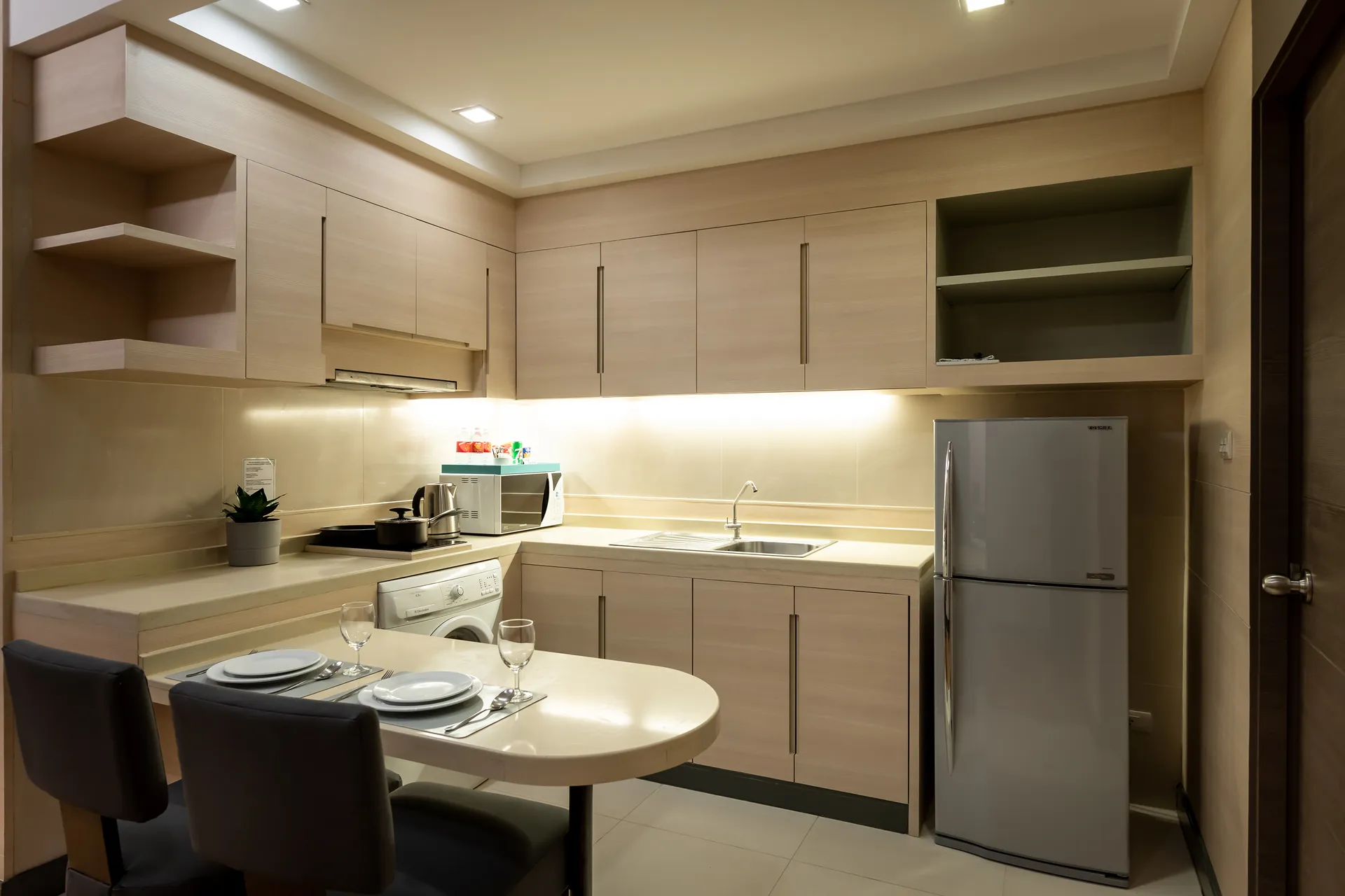 2 bedroom apartment serviced Sukhumvit with kitchen.