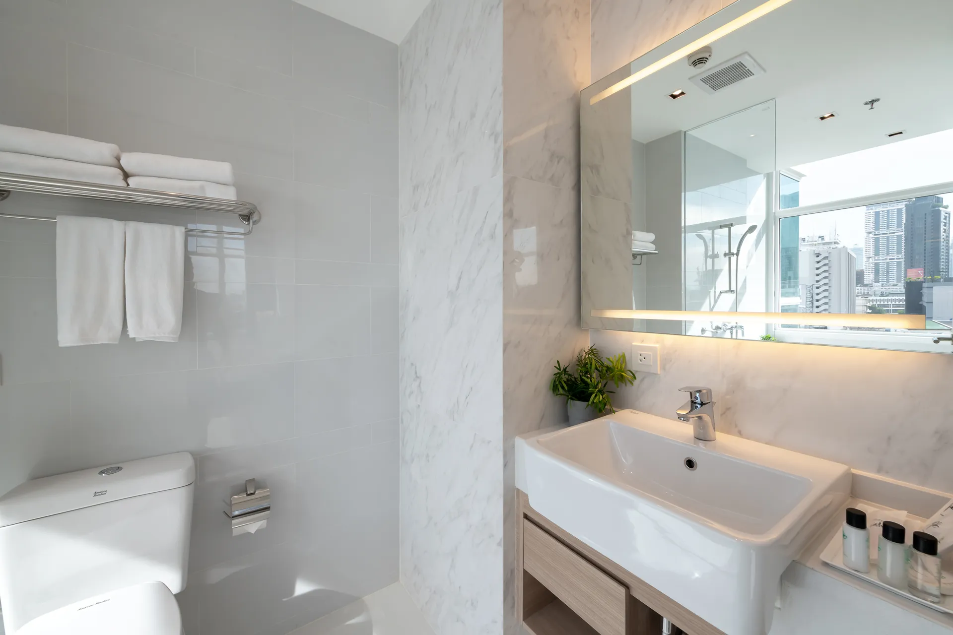 suite 2-bedroom with kitchen thonglor skytrain 5-star-hotel