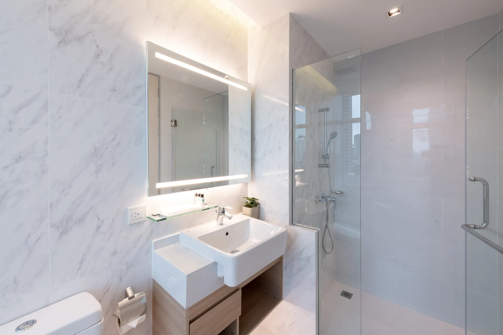 2-bedroom serviced kitchen apartment bts thonglor 5-star-hotel