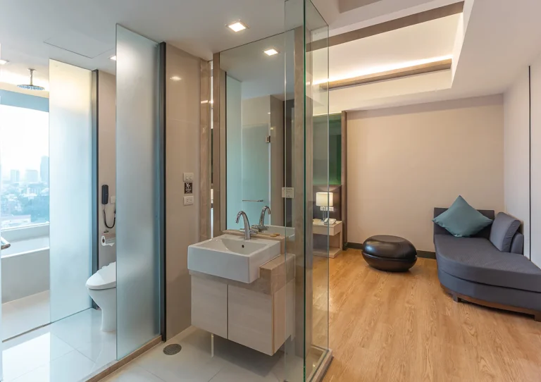 bangkok-bts-skytrain-next-to-sukhumvit-hotel-suite