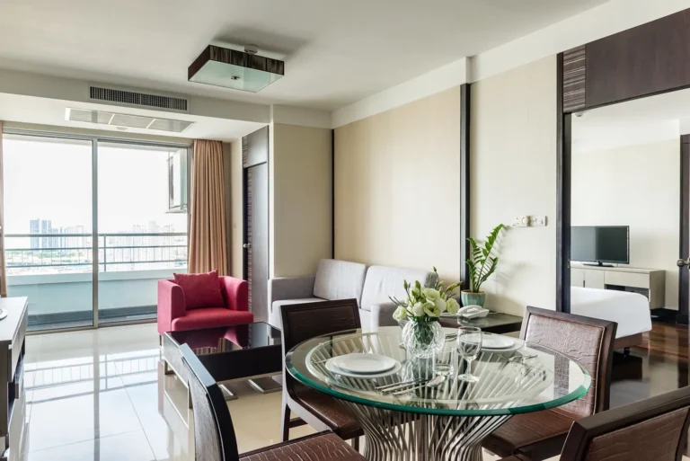 bangkok-family-hotel-2-bedroom-dining-kitchen