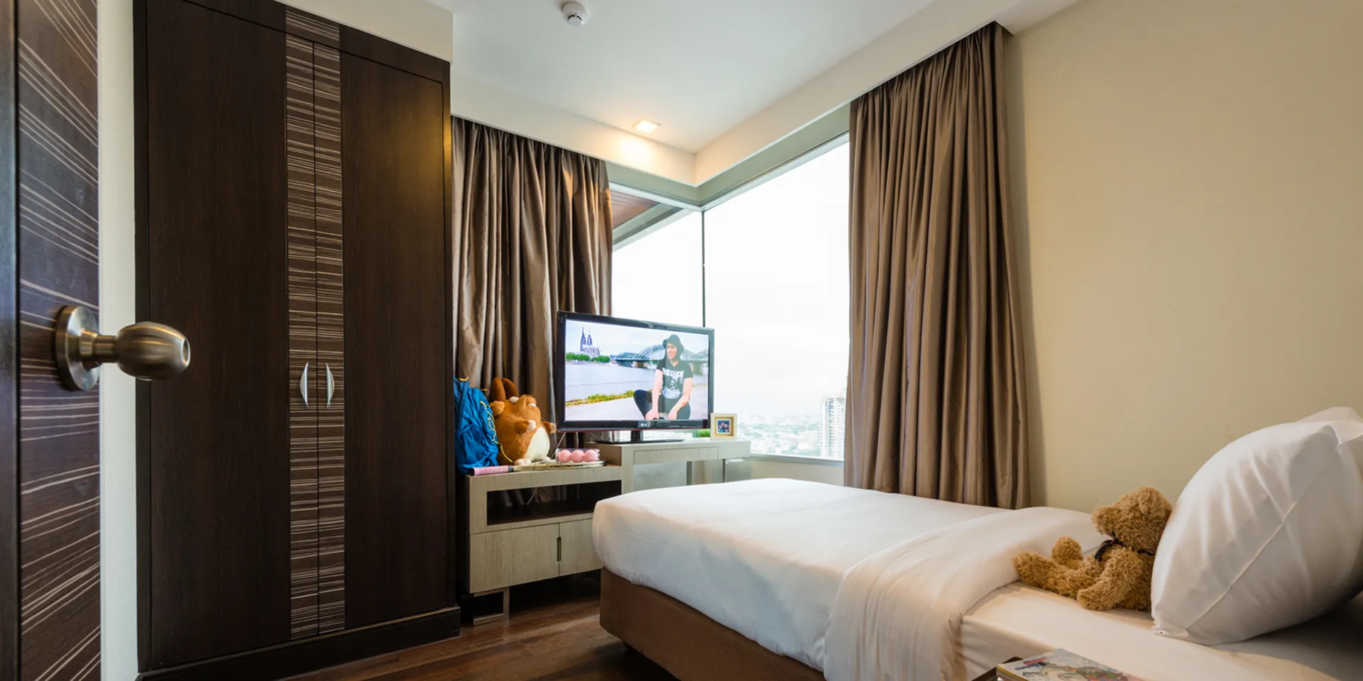 Family room hotel Bangkok with kitchen 5-star room with bed.