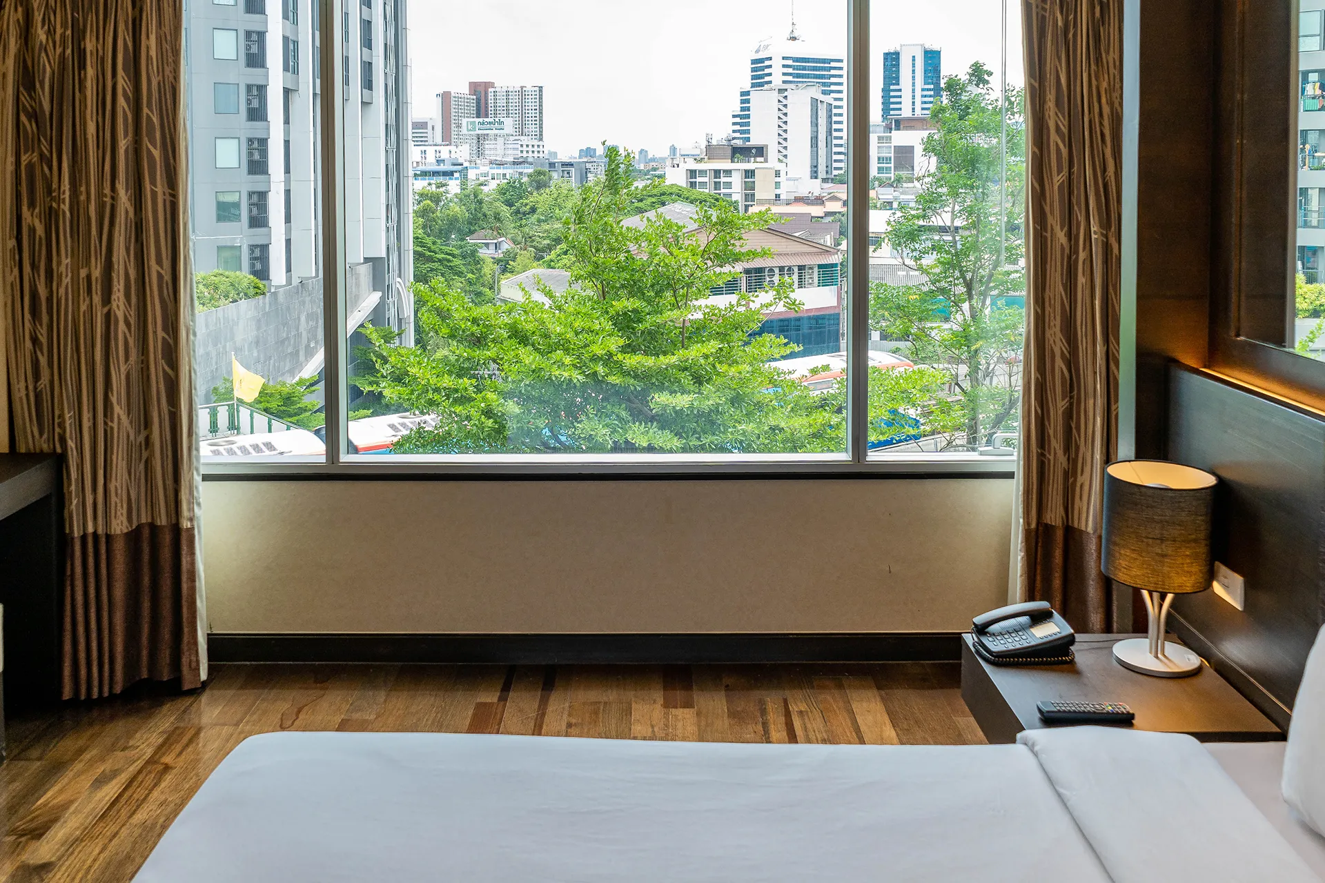 Luxury suite next to bts skytrain bangkok Hotel 5-star room with bed.