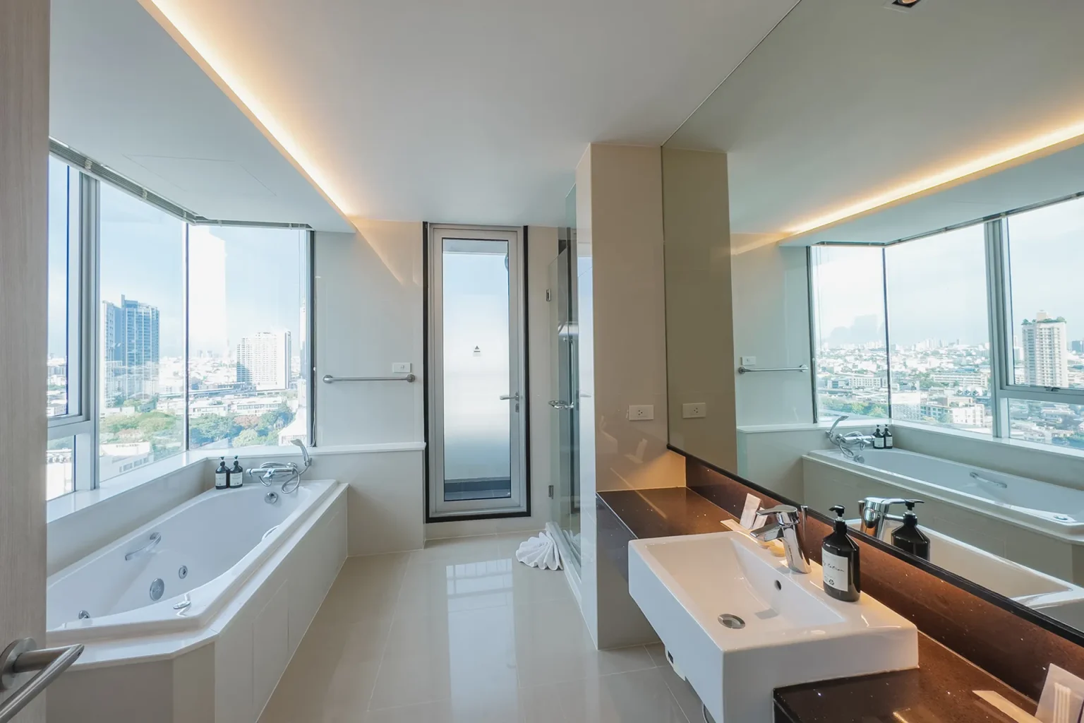 Bangkok residence hotel Rama 4 5-star room with bed.