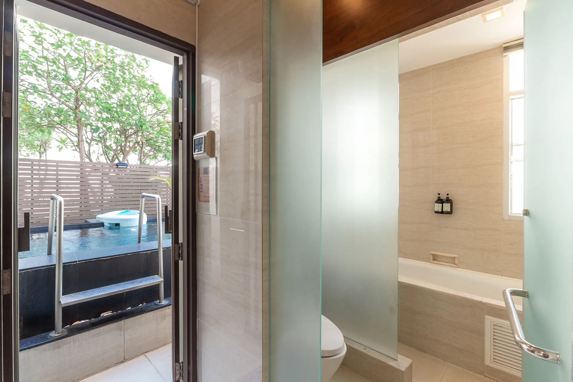 bangkok romantic hotel suite with pool