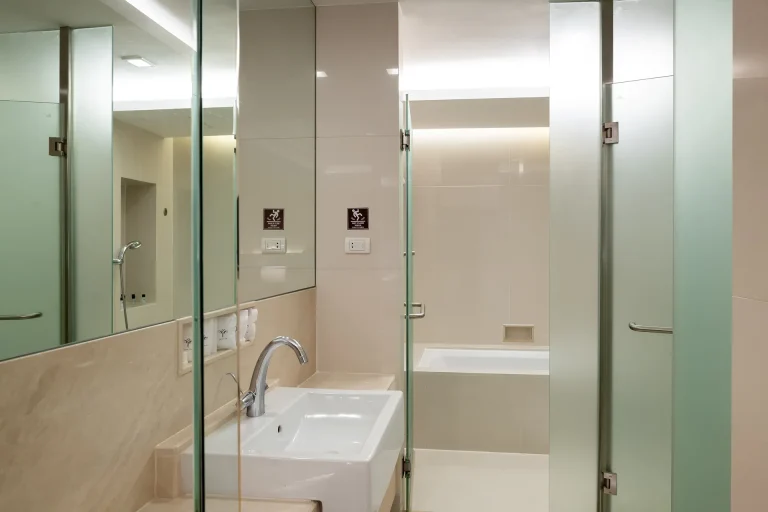 bangkok-skytrain-station-triple-hotel-room-kitchen