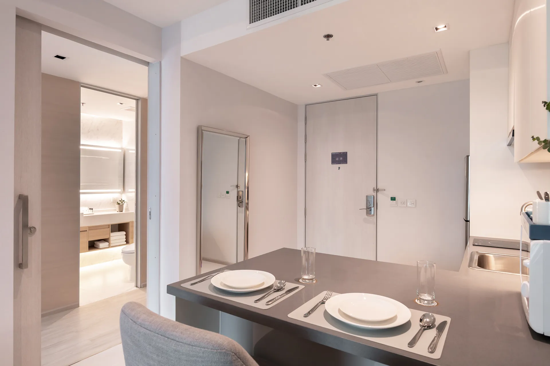 suite with kitchen bangkok thonglor skytrain 5-star-hotel