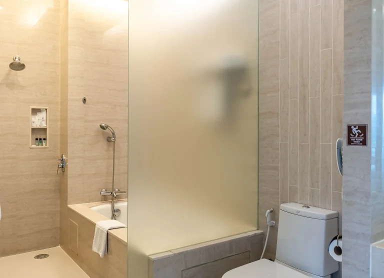 bts-skytrain-next-to-luxury-suite-bangkok-hotel-5-star