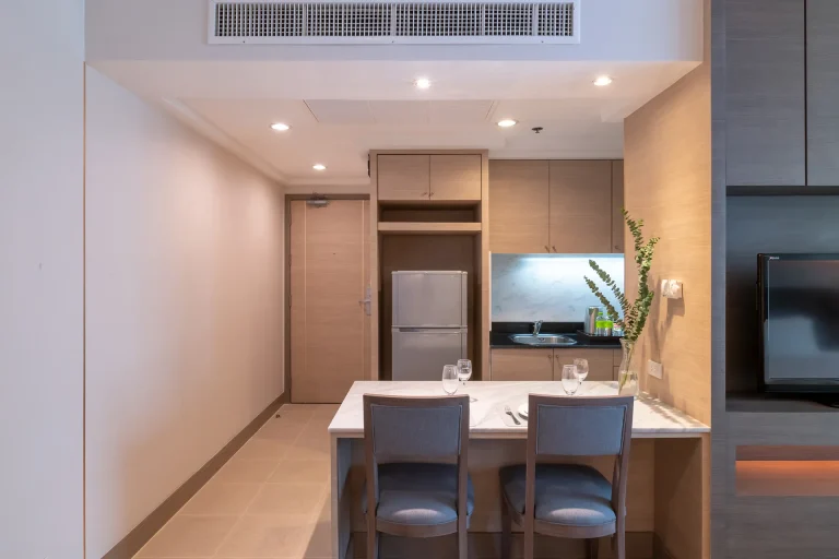 city-hotel-sukhumvit-studio-with-kitchen-room
