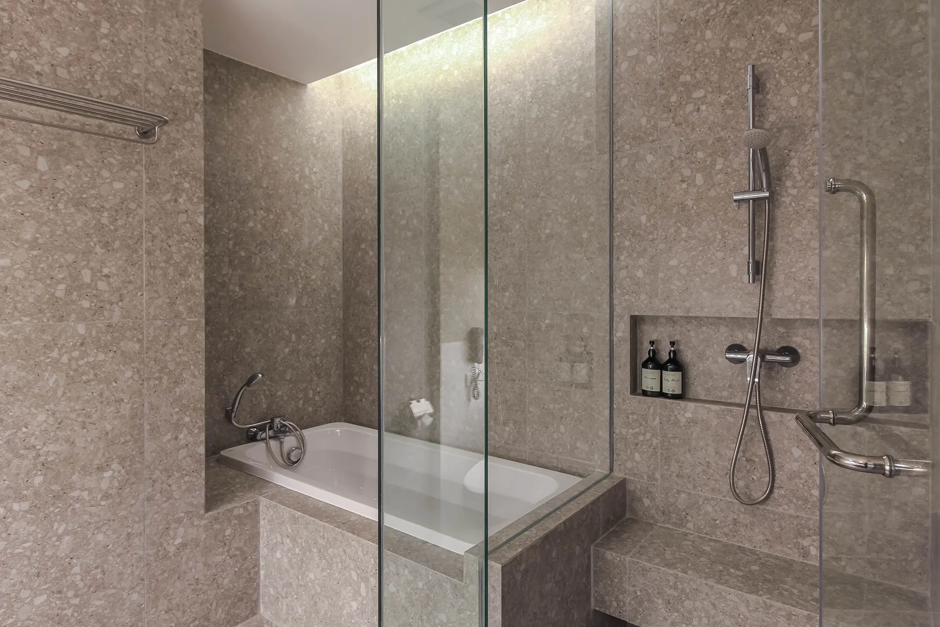 hotel bts ekkamai near 5-star