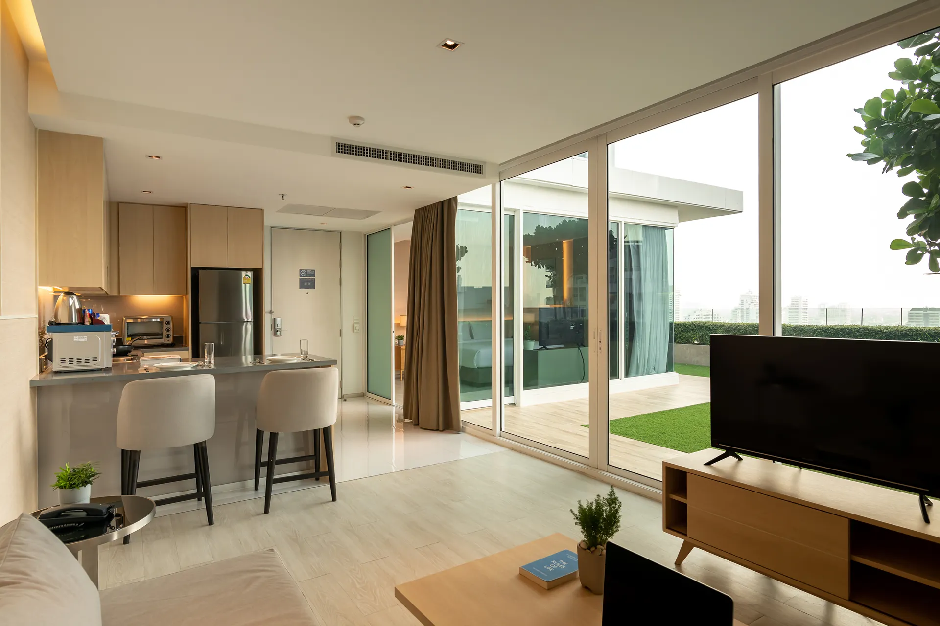 skytrain 1-bedroom suite garden thonglor 5-star-hotel