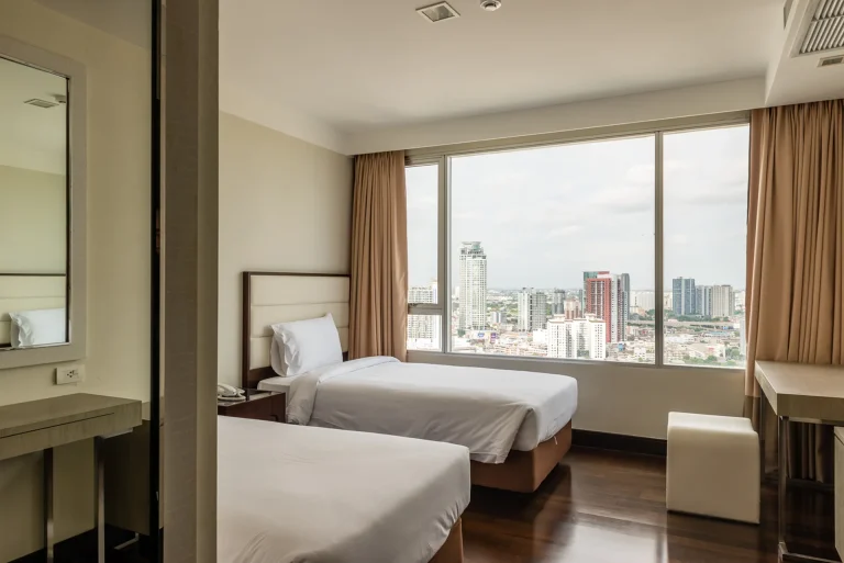 hotel-2-bedroom-suite-bangkok-5-star-family-near-bts