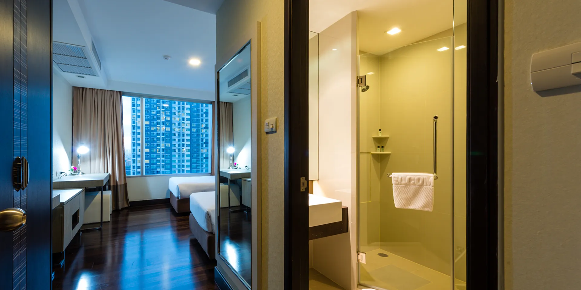 Serviced apartments Bangkok long term Hotel 5-star room with bed.