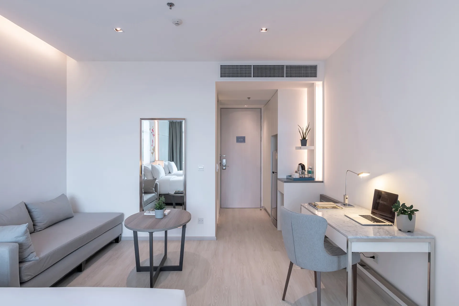 hotel-near-thonglor-skytrain-bangkok-bedroom