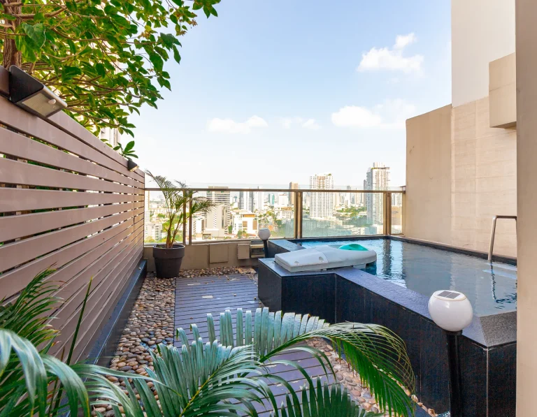 hotel-suite-in-bangkok-with-pool-romantic