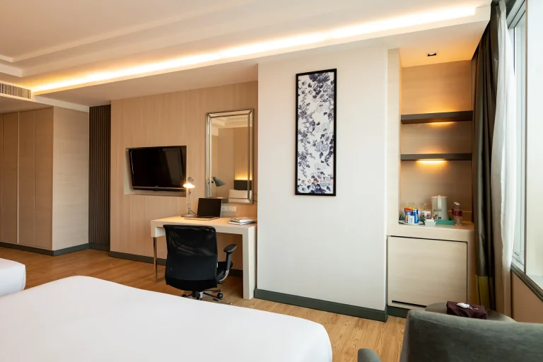 kitchen-hotel-room-with-2-double-beds-bangkok