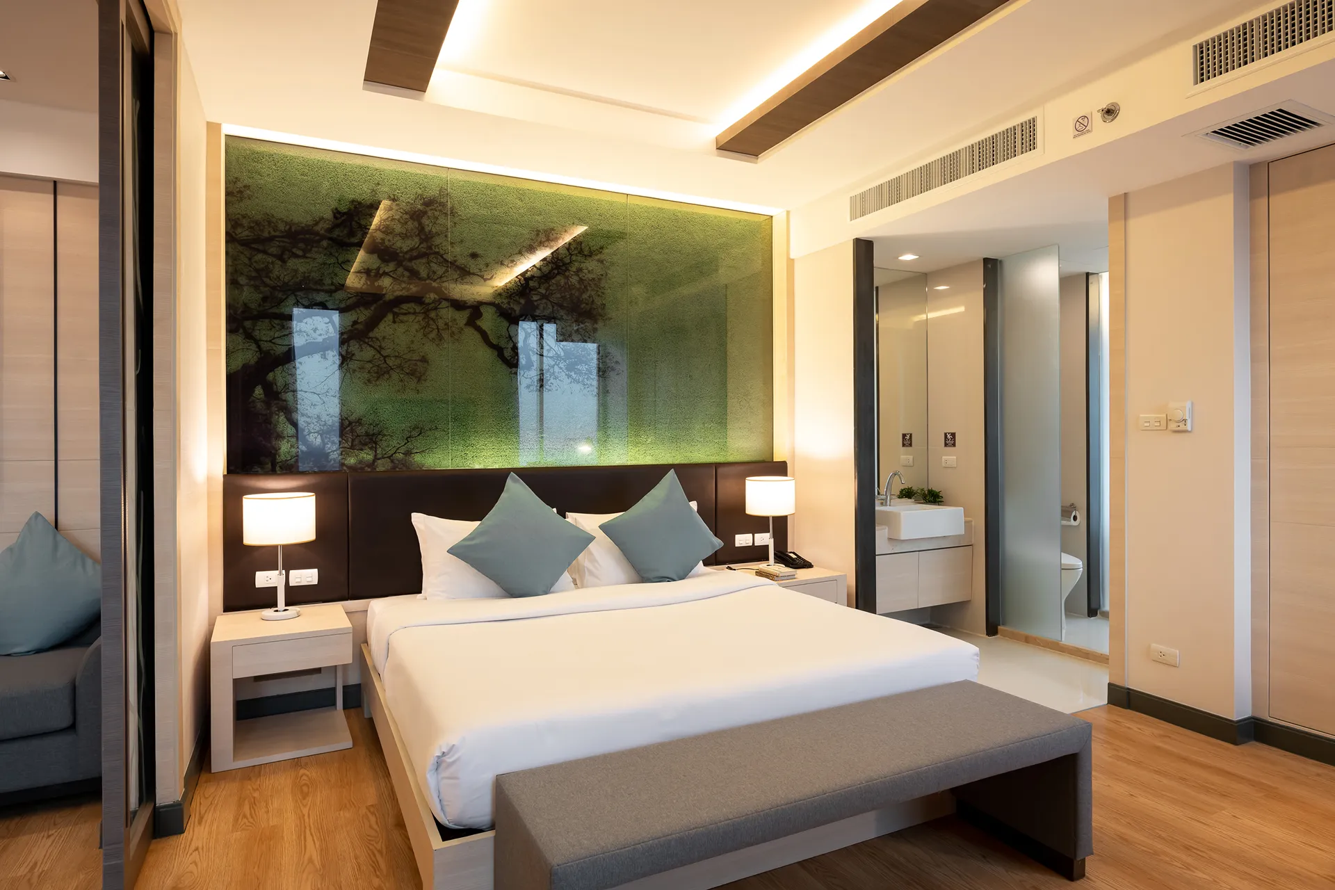 kitchenette suite 5-star hotel sukhumvit skytrain bangkok