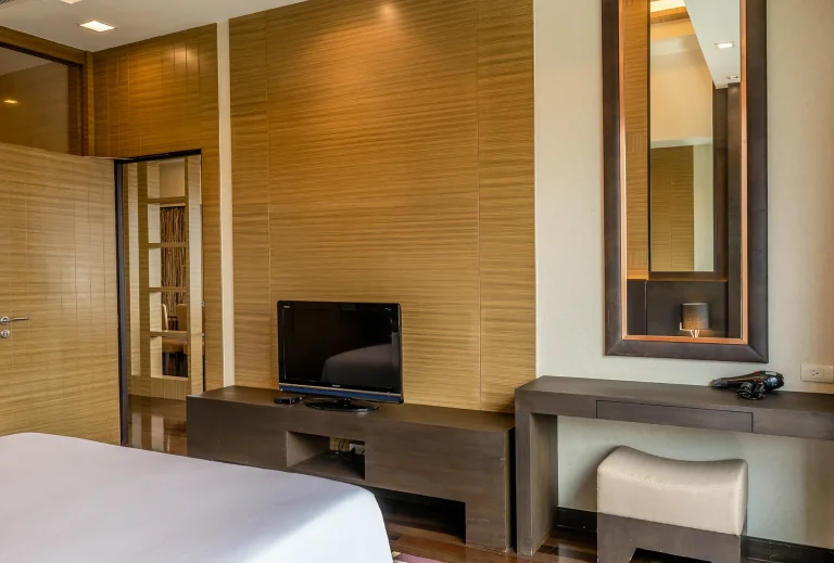 next-to-bts-skytrain-bangkok-luxury-suite-hotel-5-star