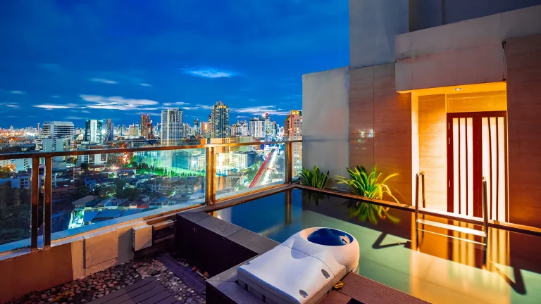 pool-hotel-suite-in-bangkok-romantic