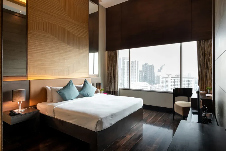 pool-romantic-hotel-suite-in-bangkok