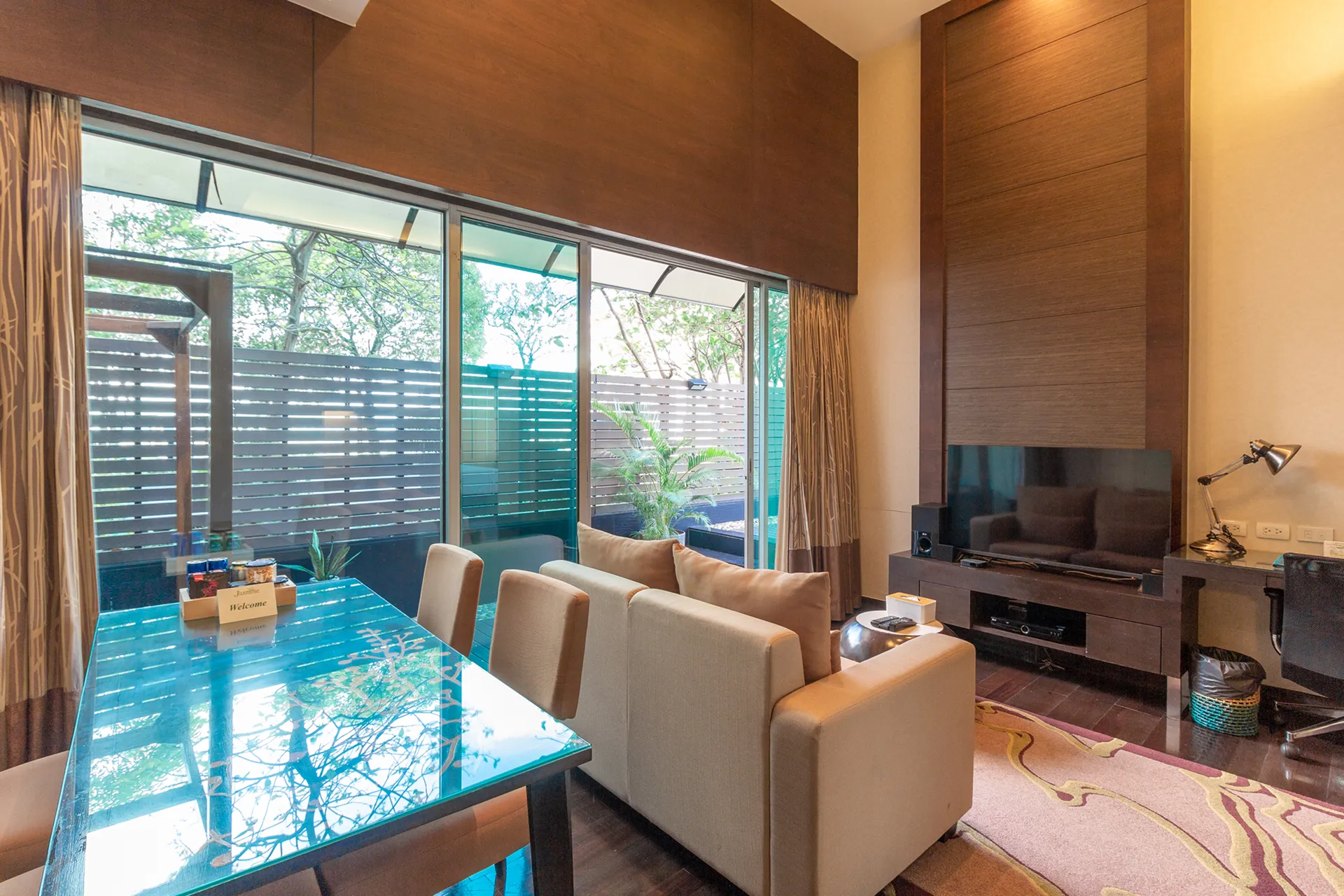 pool suite in bangkok romantic hotel