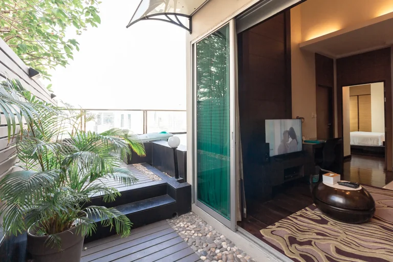 pool-suite-with-romantic-hotel-in-bangkok