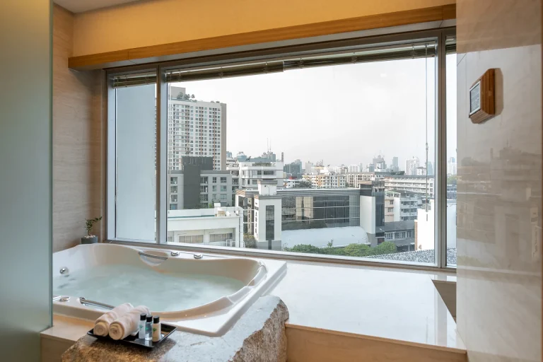 private-jacuzzi-with-modern-hotel-in-bangkok