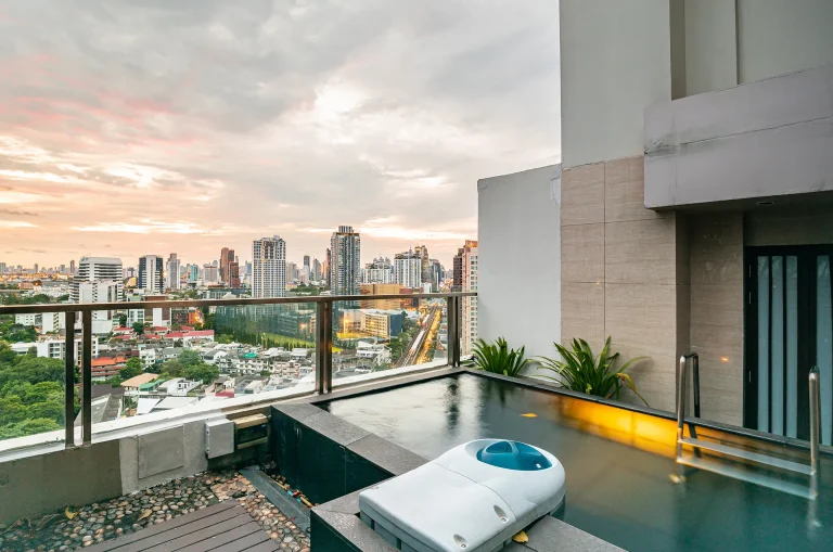 romantic-bangkok-suite-with-pool-hotel