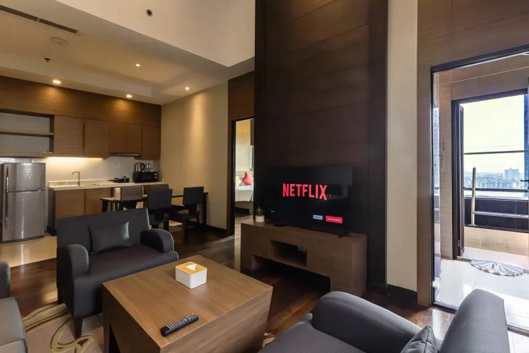 romantic-hotel-suite-with-pool-in-bangkok