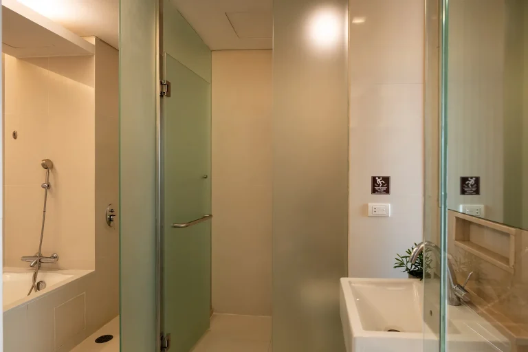 skytrain-bts-phra-khanong-next-to-hotel-sukhumvit-bangkok