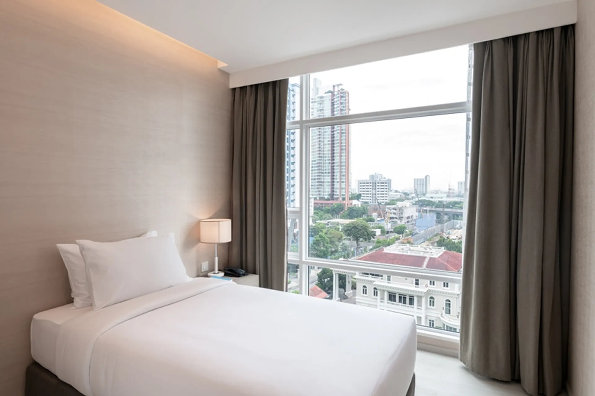 2-bedroom suite thonglor with kitchen skytrain 5-star-hotel