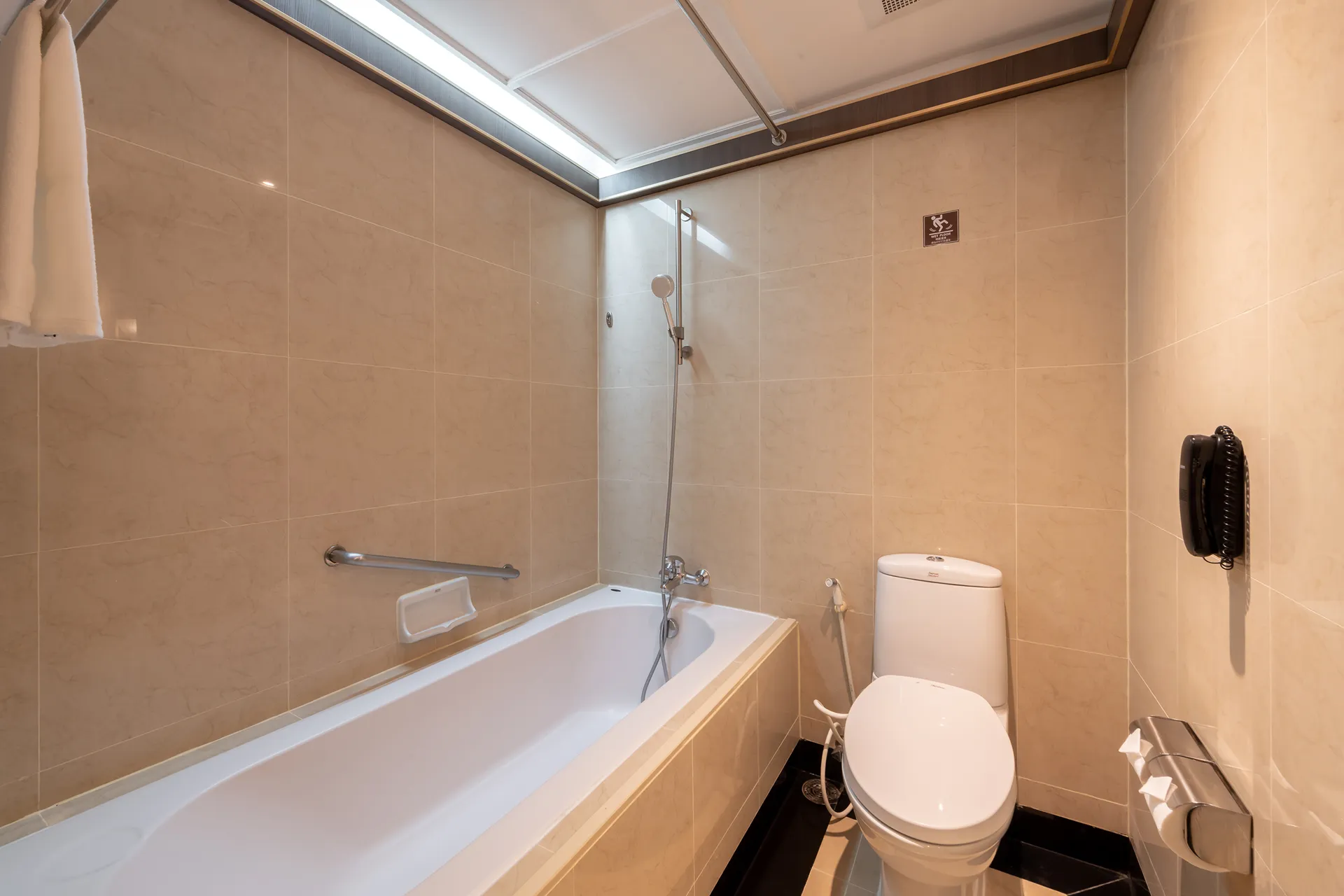 studio-with-kitchen-near-bts-skytrain-asoke-bathroom