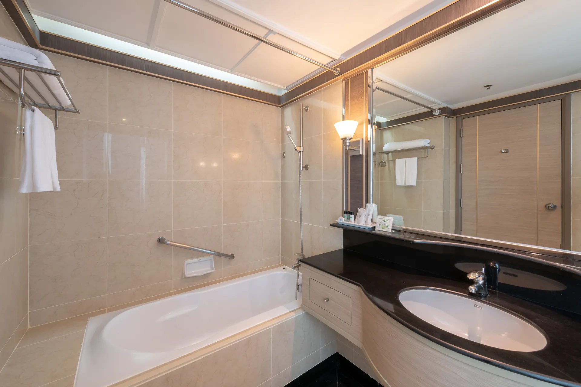 Studio with kitchen near MRT Sukhumvit offering a city view.