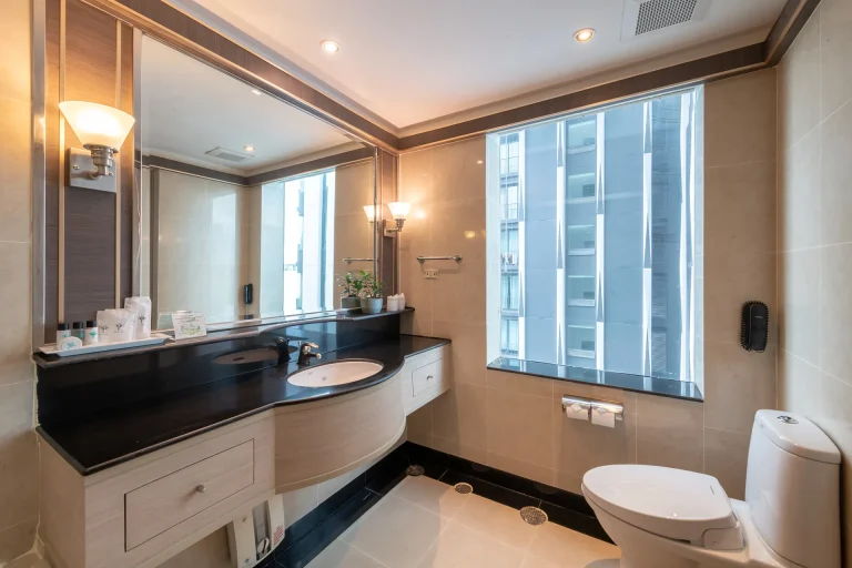 studio-with-kitchen-near-mrt-sukhumvit-work-desk