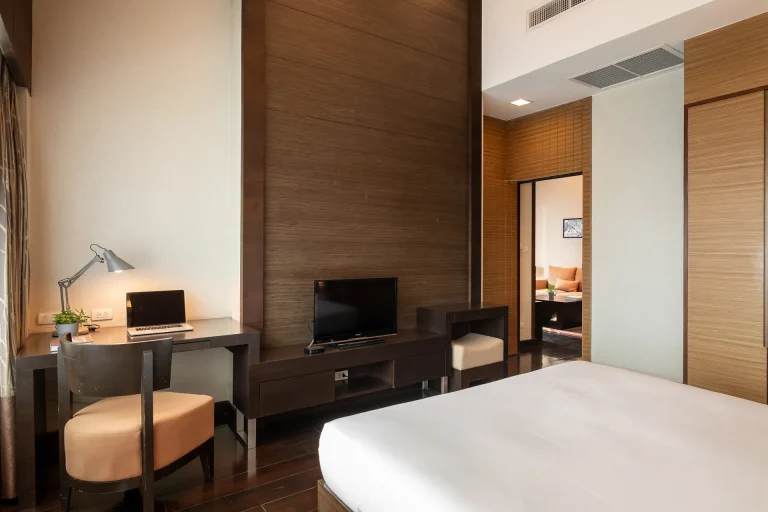 suite-hotel-with-pool-in-bangkok-romantic