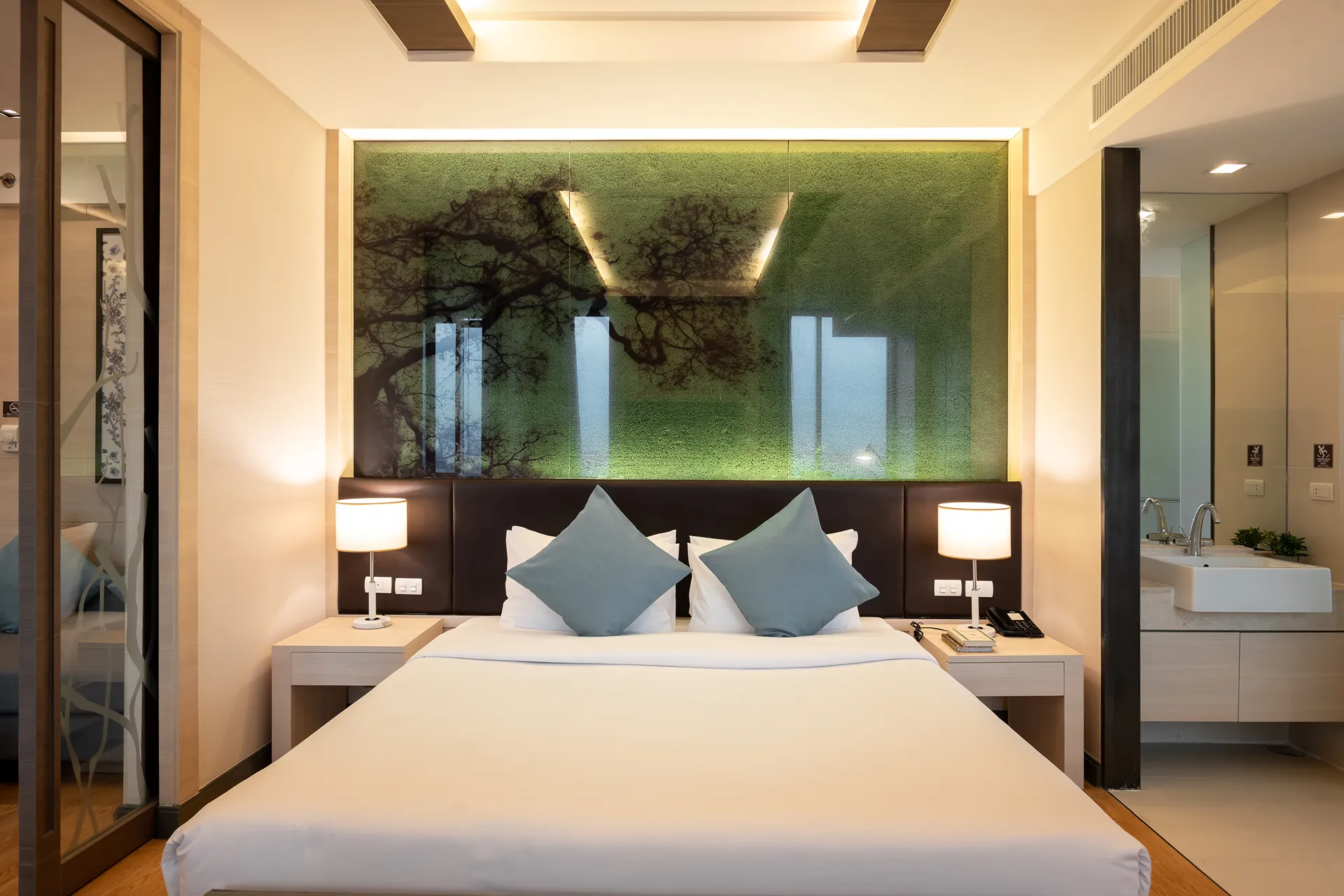 suite with kitchenette 5-star sukhumvit hotel bangkok skytrain