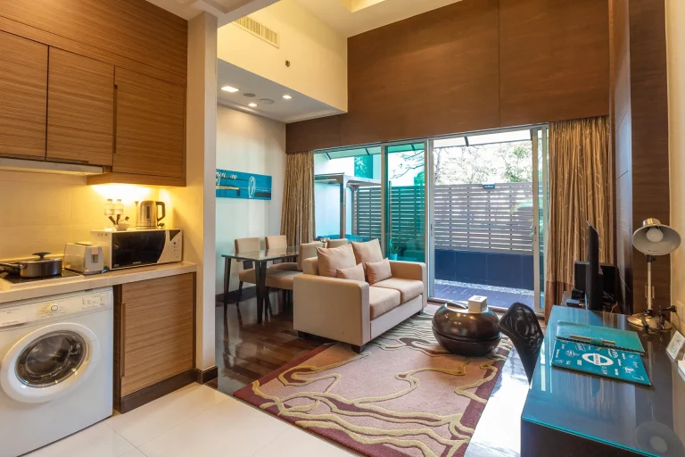 suite-with-pool-in-bangkok-romantic-hotel