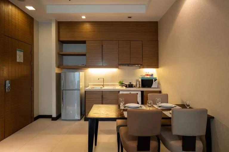 suite-with-romantic-pool-in-bangkok-hotel