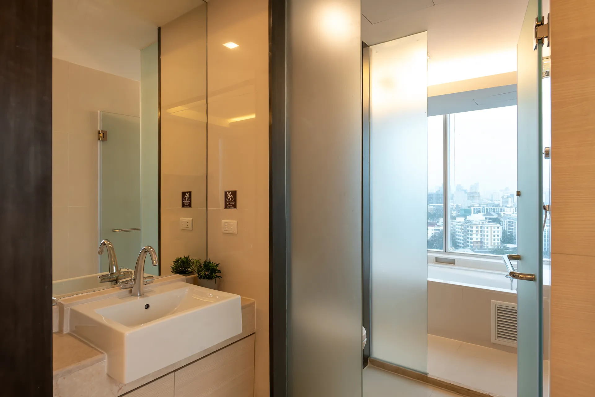sukhumvit 5-star hotel suite with kitchenette skytrain bangkok