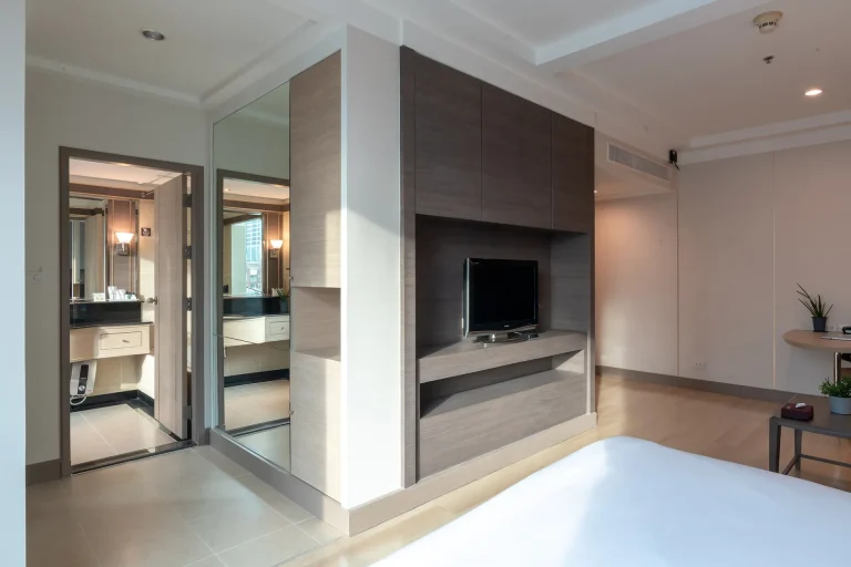 two-bedroom-suite-with-kitchen-long-stay-sukhumvit-dining-area