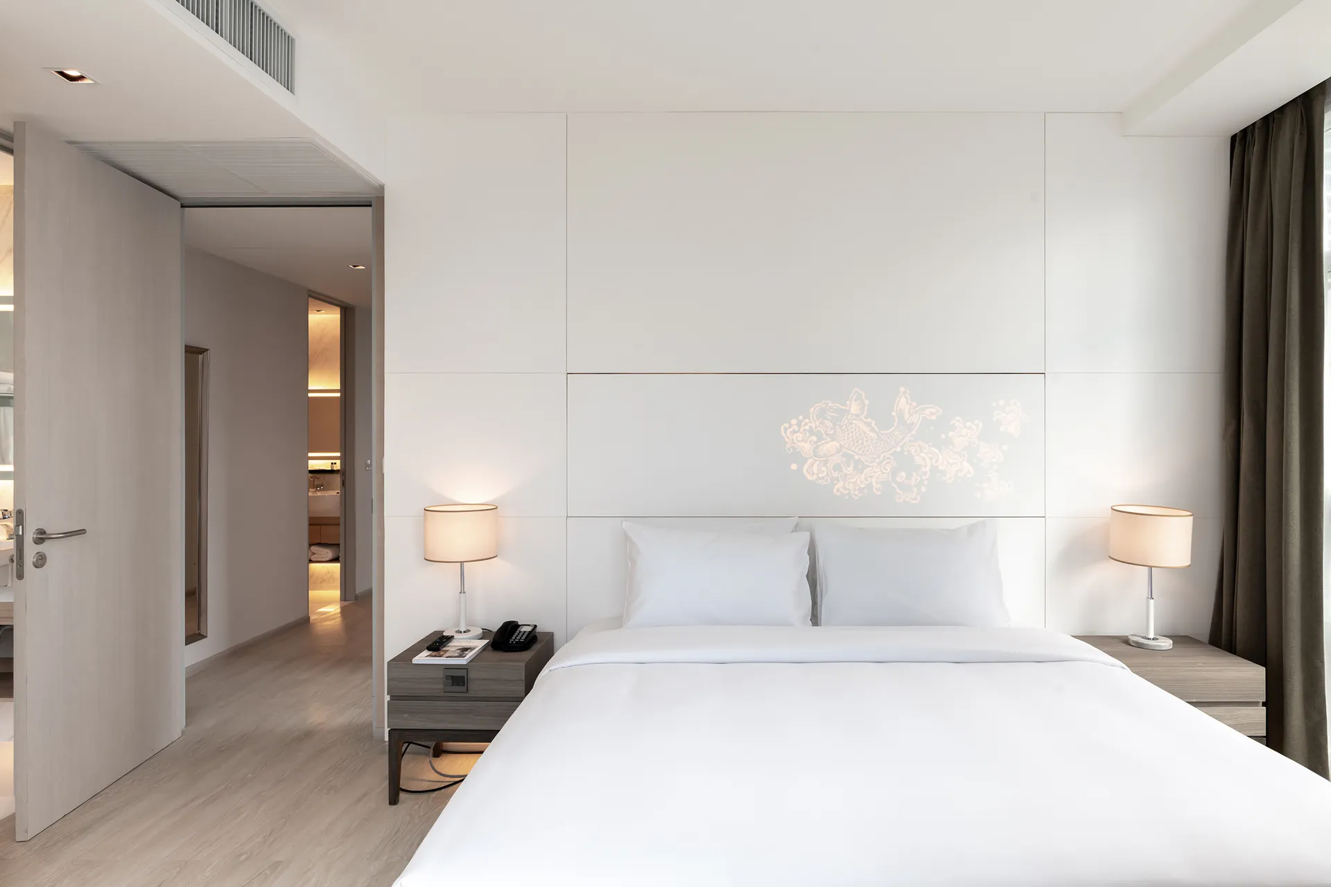 2-bedroom with kitchen suite thonglor skytrain 5-star-hotel