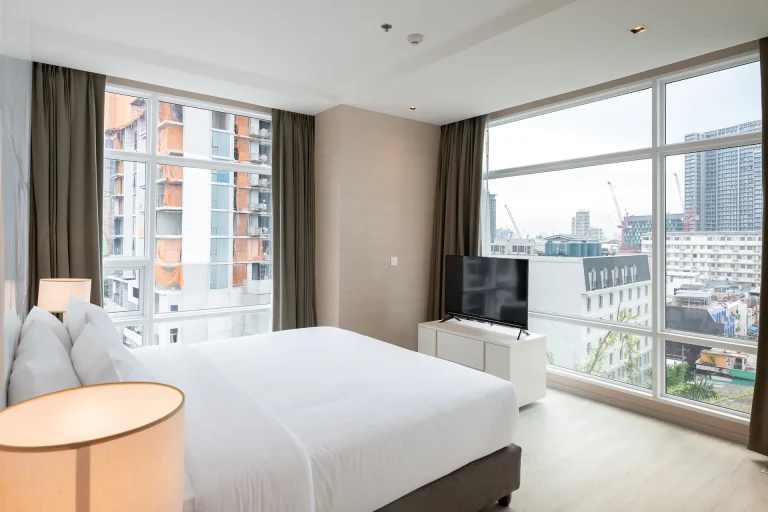with-kitchen-thonglor-2-bedroom-suite-skytrain-5-star-hotel