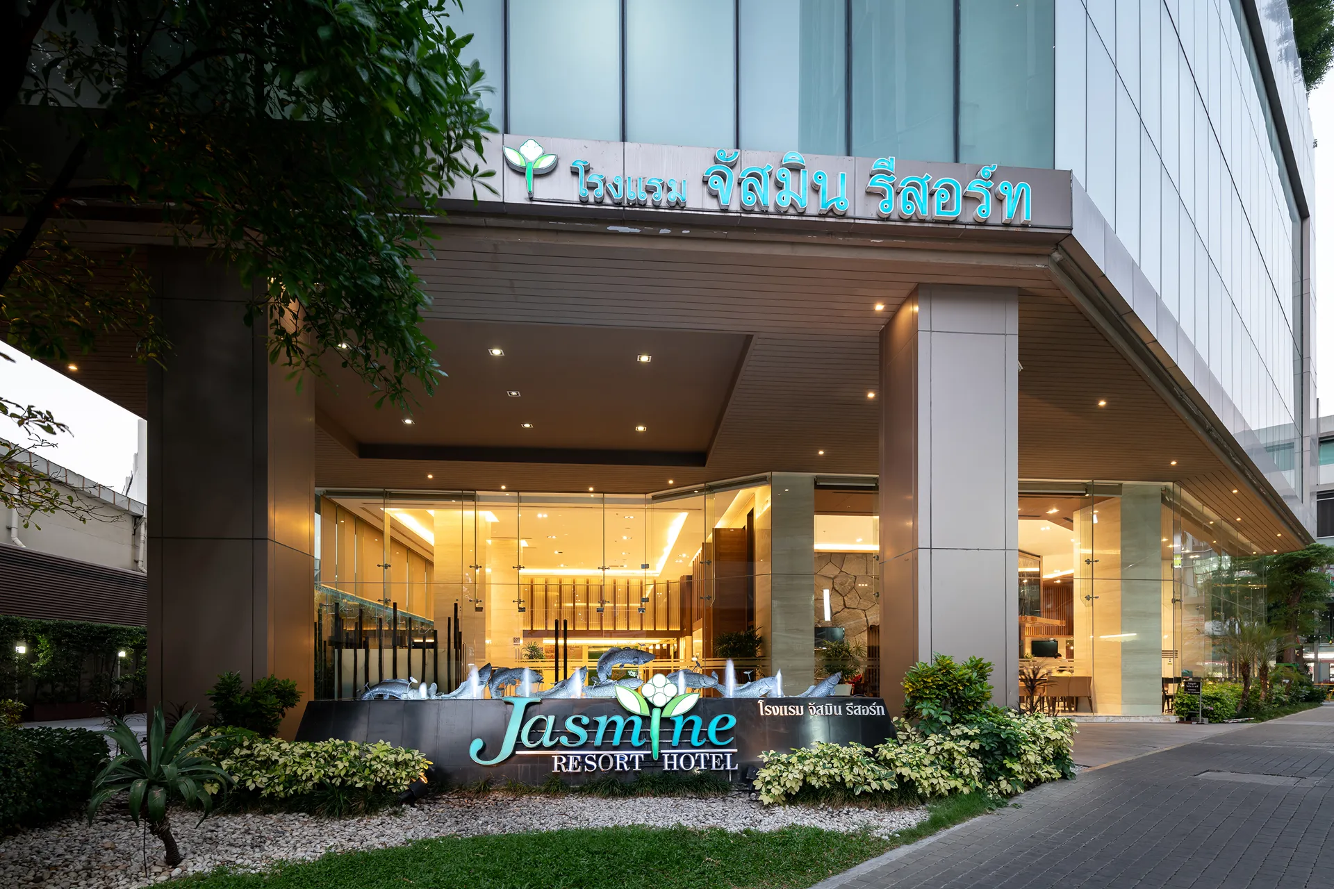 Direct entrance of a 5-star hotel near BTS Phra Khanong Skytrain.