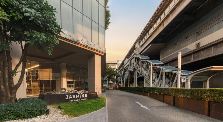 Guests working in a 5-star hotel near BTS Phra Khanong Skytrain.