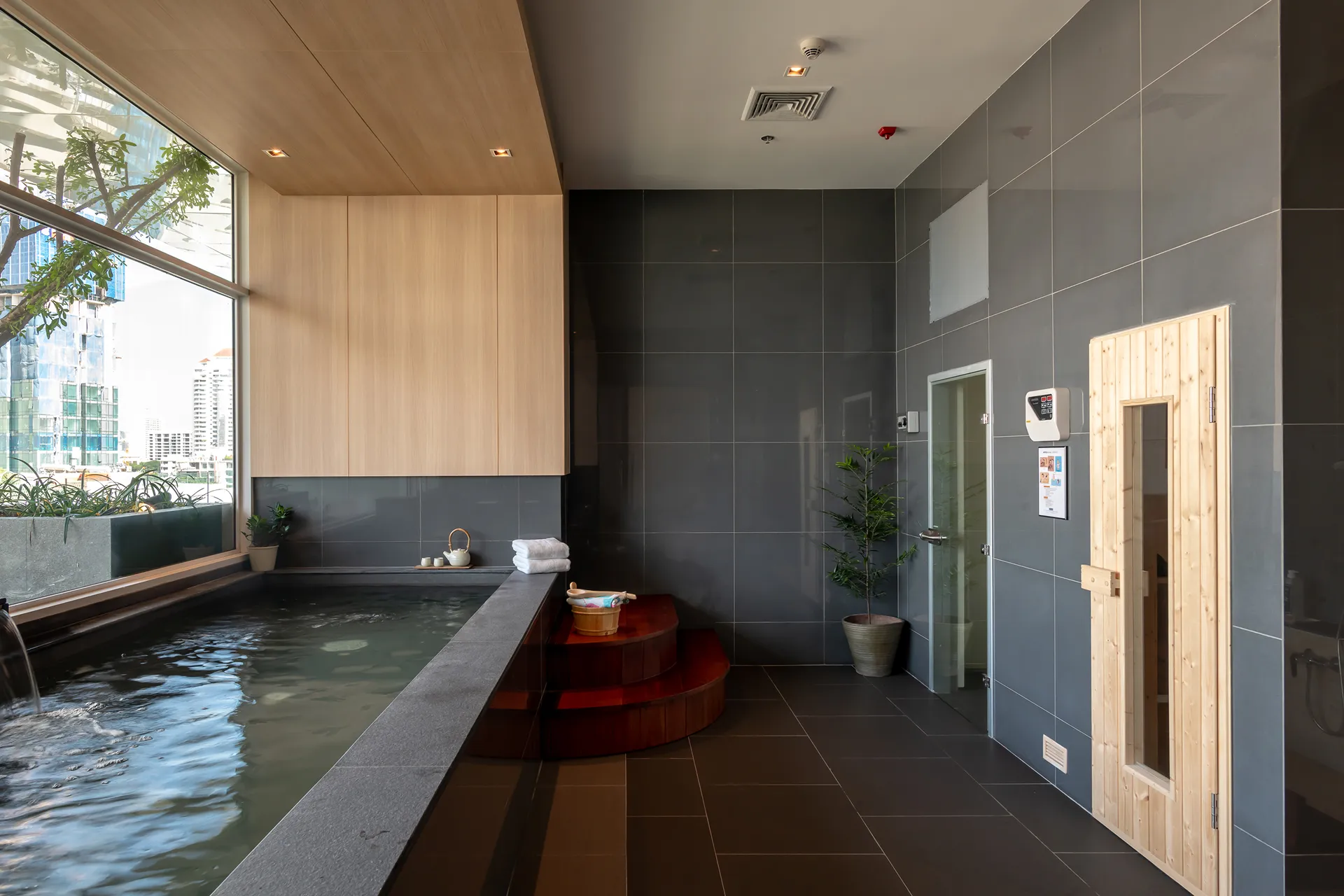 outdoor pool hotel bangkok 5-star-service relaxing pool