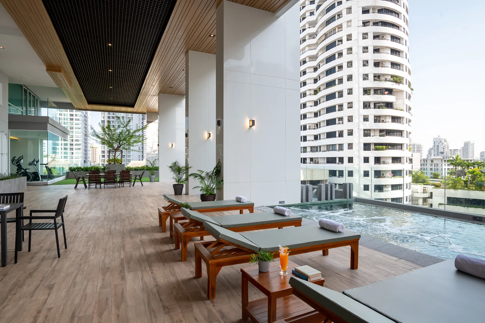 outdoor pool hotel bangkok 5-star-service pool area