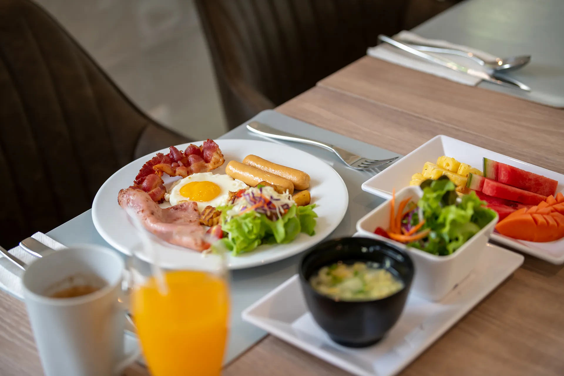 best hotel restaurant thonglor bangkok cafe de jasmine table