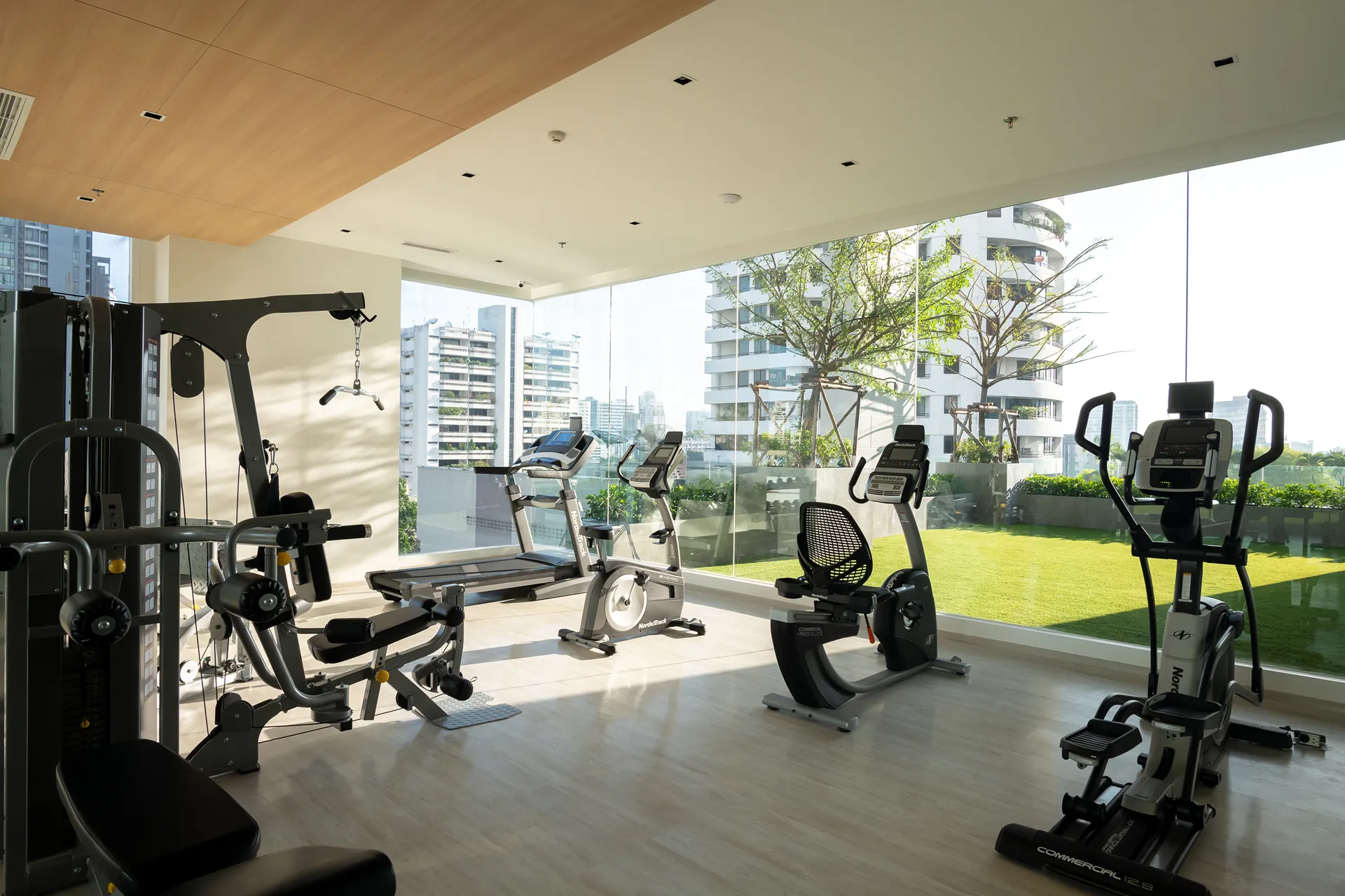 outdoor pool hotel bangkok 5-star-service fitness center