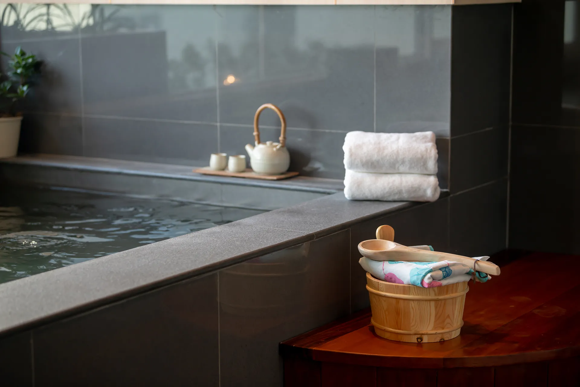 outdoor pool hotel bangkok 5-star-service heated pool